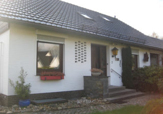 Gepflegtes Einfamilienhaus in  verkehrsgünstiger, grüner Lage!