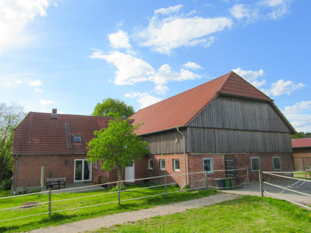 Attraktive, kleine Reitanlage mit grundsaniertem Wohnhaus, Stallungen (11 Boxen), Scheune und neuer Reithalle Attraktive, kleine Reitanlage mit grundsaniertem Wohnhaus, Stallungen (11 Boxen), Scheune und neuer Reithalle