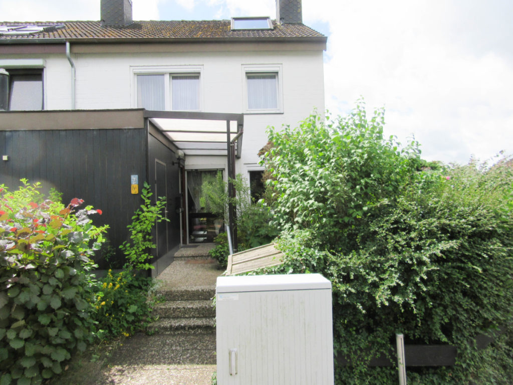 Schönes, geräumiges Endreihenhaus mit Balkon und Garage in sonniger Lage Schönes, geräumiges Endreihenhaus mit Balkon und Garage in sonniger Lage