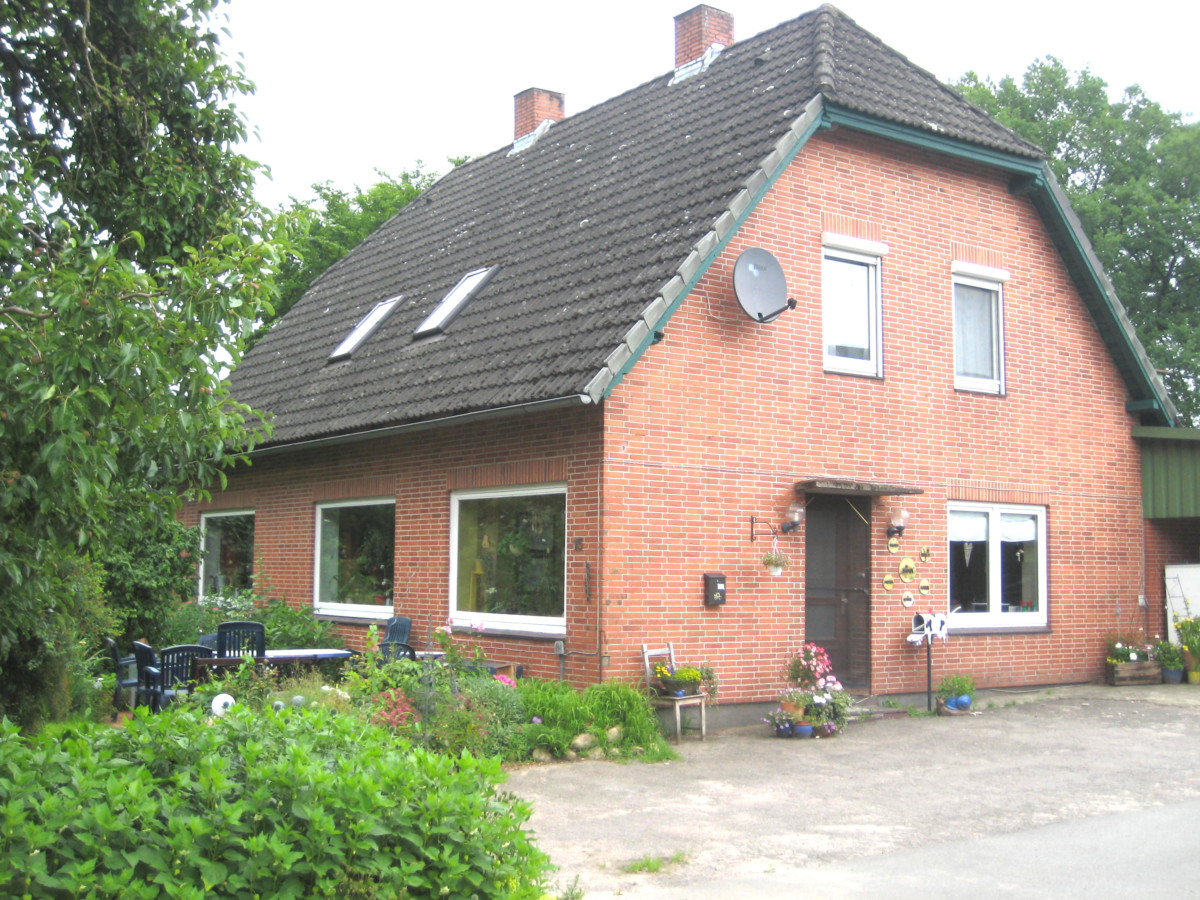 Bauernhof (Milchviehhaltung) mit Wohnhaus, Kuhstall, Nebengebäuden