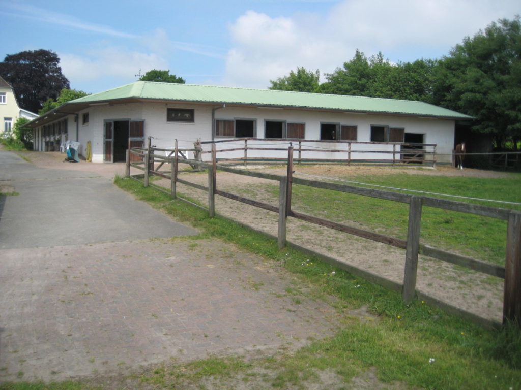 Komfort-Reitanlage! Sehr gepflegt, 22 Boxen, verteilt über 2 Stalltrakte, klimatisierte Reithalle, Remise,Außenreitplatz 20 x 40 m, arrondierte Weiden, Paddocks/Unterstände, Führanlage Komfort-Reitanlage! Sehr gepflegt, 22 Boxen, verteilt über 2 Stalltrakte, klimatisierte Reithalle, Remise,Außenreitplatz 20 x 40 m, arrondierte Weiden, Paddocks/Unterstände, Führanlage