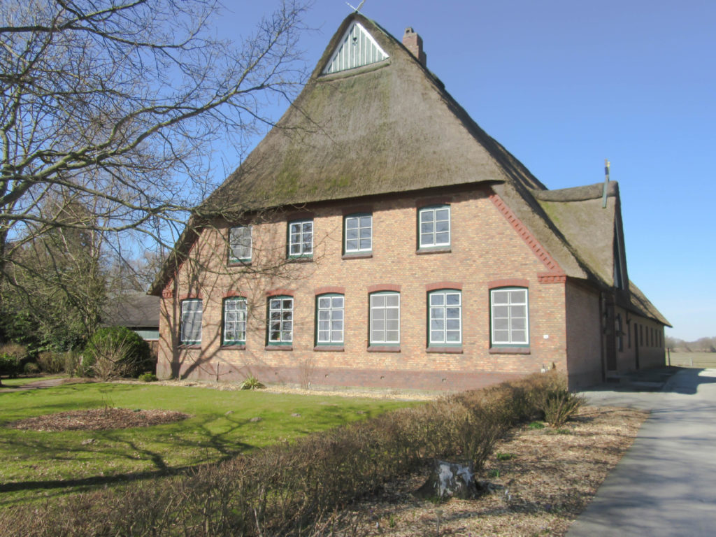 Top-gepflegter Reetdach-Resthof, bestehend aus Wohn-/Wirtschaftsteil, Stallungen, Maschinenhalle, 6 ha Weidefläche und vermietetes Altenteilerhaus Top-gepflegter Reetdach-Resthof, bestehend aus Wohn-/Wirtschaftsteil, Stallungen, Maschinenhalle, 6 ha Weidefläche und vermietetes Altenteilerhaus
