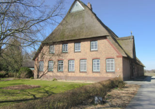 Top-gepflegter Reetdach-Resthof,   bestehend aus Wohn-/Wirtschaftsteil, Stallungen, Maschinenhalle, 6 ha Weidefläche und vermietetes Altenteilerhaus