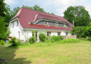 Attraktives Landhaus mit Einliegerwohnung auf parkähnlichem Grundstück, ideal für Tierhaltung!