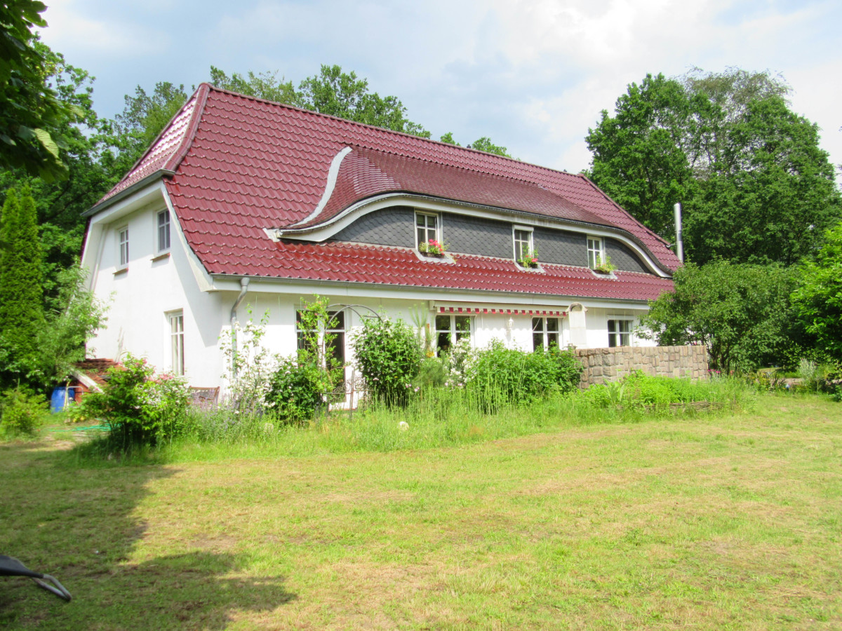 Attraktives Landhaus mit Einliegerwohnung auf parkähnlichem Grundstück, ideal für Tierhaltung!