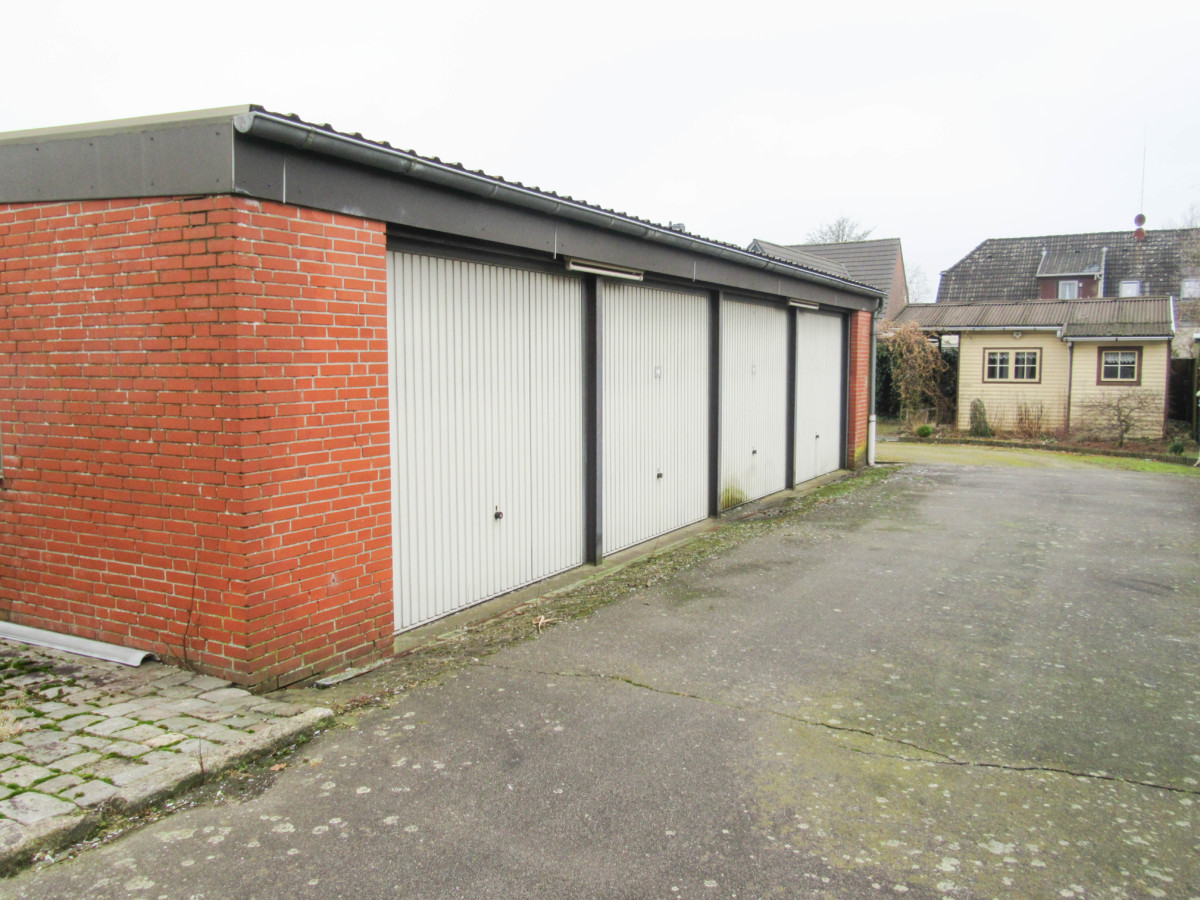 Handwerker-Einfamilienhaus mit Ladenfläche, Werkstatt und 4 Garagen