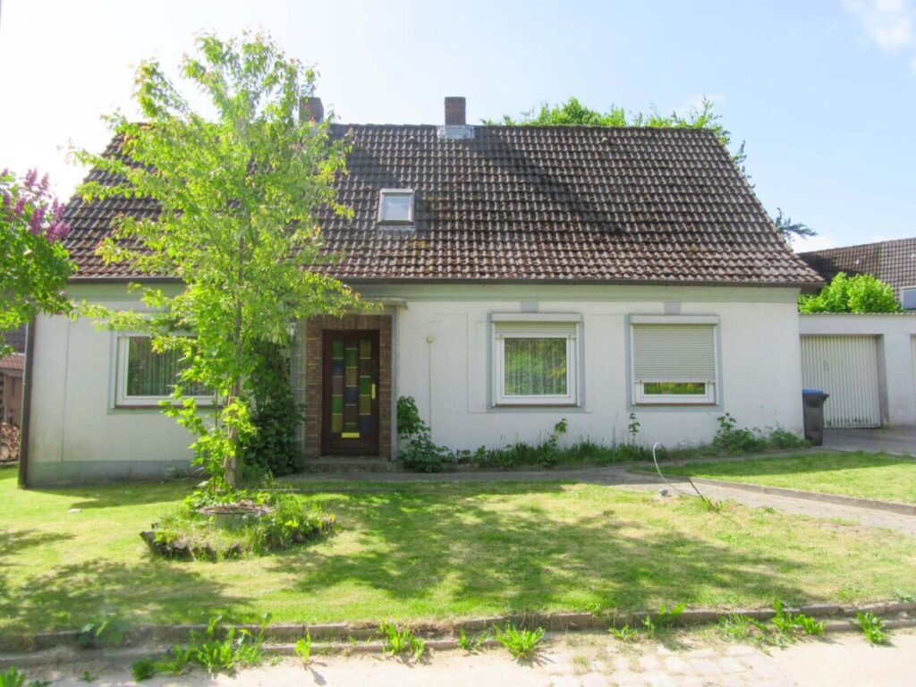 Mit ein wenig Geschickt wird es wieder schick! Sanierungs- und modernisierungsbedürftiges Einfamilienhaus in beliebter Kieler Randlage Mit ein wenig Geschickt wird es wieder schick! Sanierungs- und modernisierungsbedürftiges Einfamilienhaus in beliebter Kieler Randlage