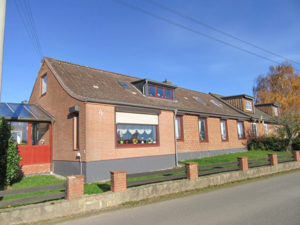 Perfekt für Wohnen/Arbeiten!  Resthofhälfte mit Werkstätten, Lagerräumen und Doppelgarage sowie Acker-/Grünfläche