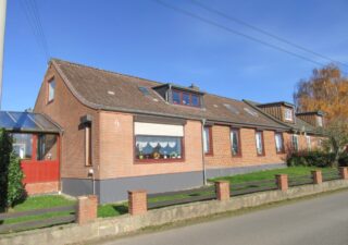 Perfekt für Wohnen/Arbeiten!  Resthofhälfte mit Werkstätten, Lagerräumen und Doppelgarage sowie Acker-/Grünfläche