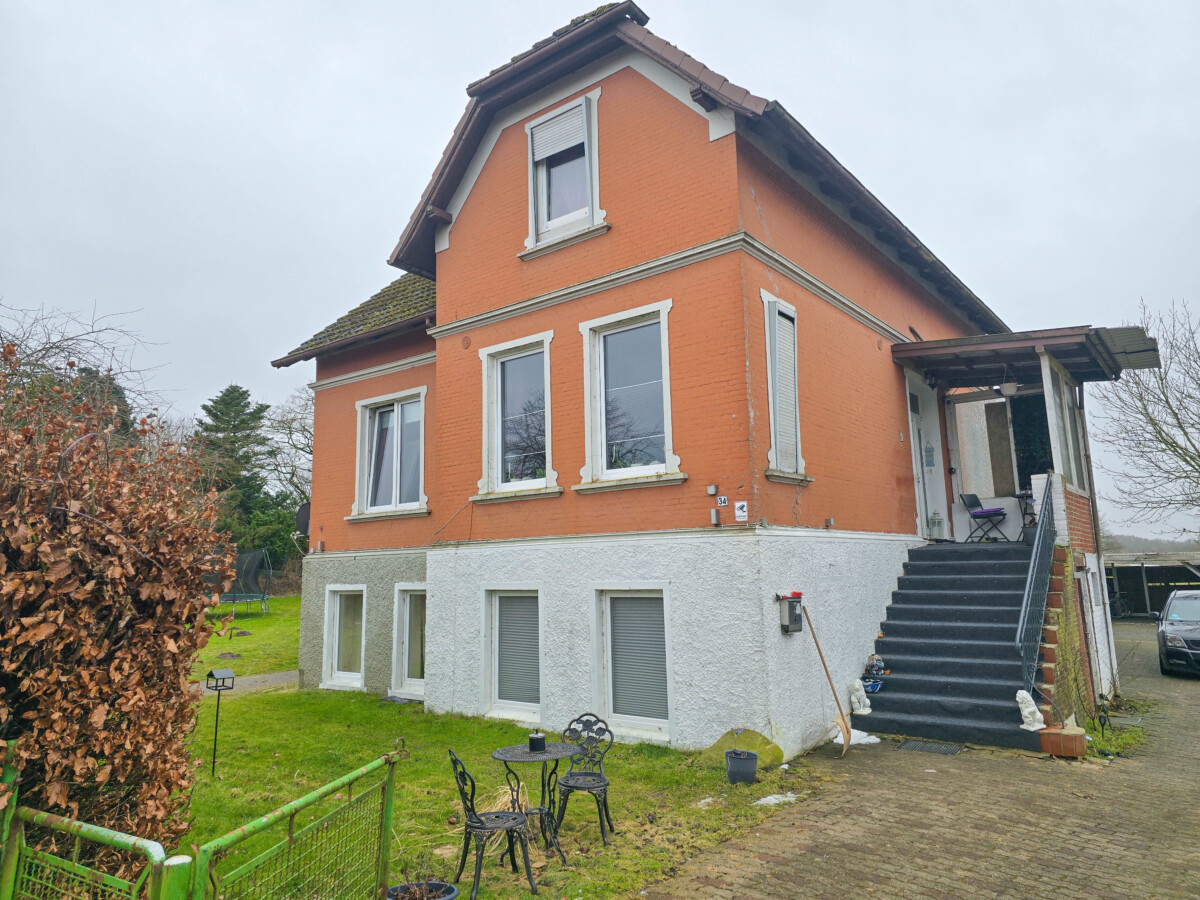 Vermietete, charmante  Altbauvilla (3 Wohnungen möglich) mit Garage, Doppelcarport und Baugrundstück